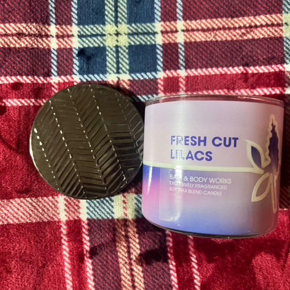 Bath & Body Works Lilac Scented Candle - Picture 1 of 3